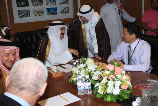 6月14日，沙特城鄉(xiāng)事務(wù)部大臣曼蘇爾親王在中國鐵建副...